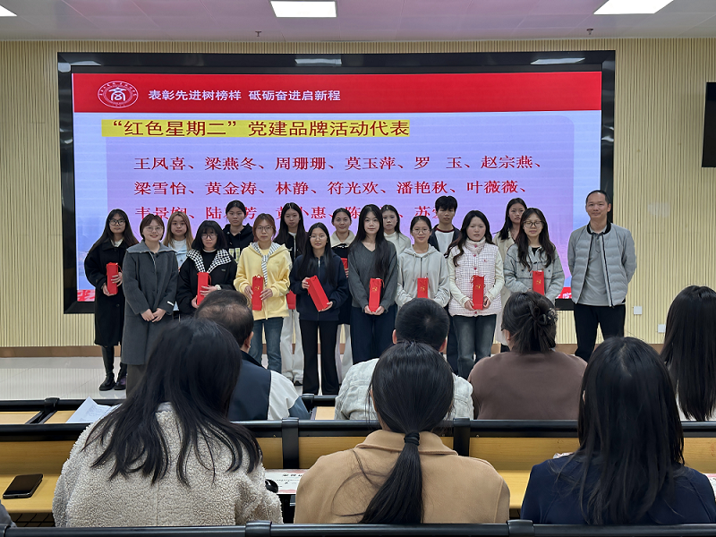 图为 为品牌活动学生代表颁奖