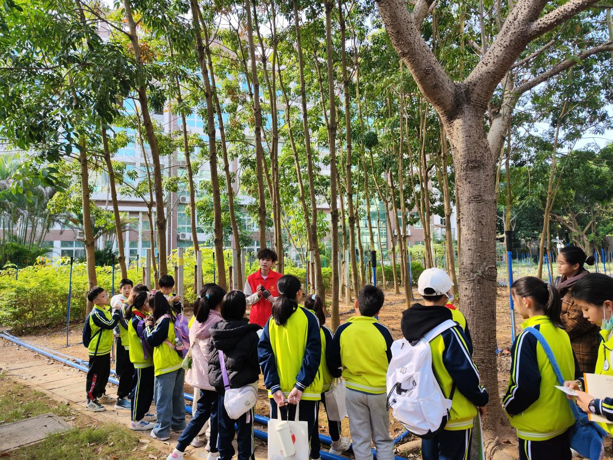 图1学生党员讲述农垦传奇故事 图1学生党员讲述农垦传奇故事