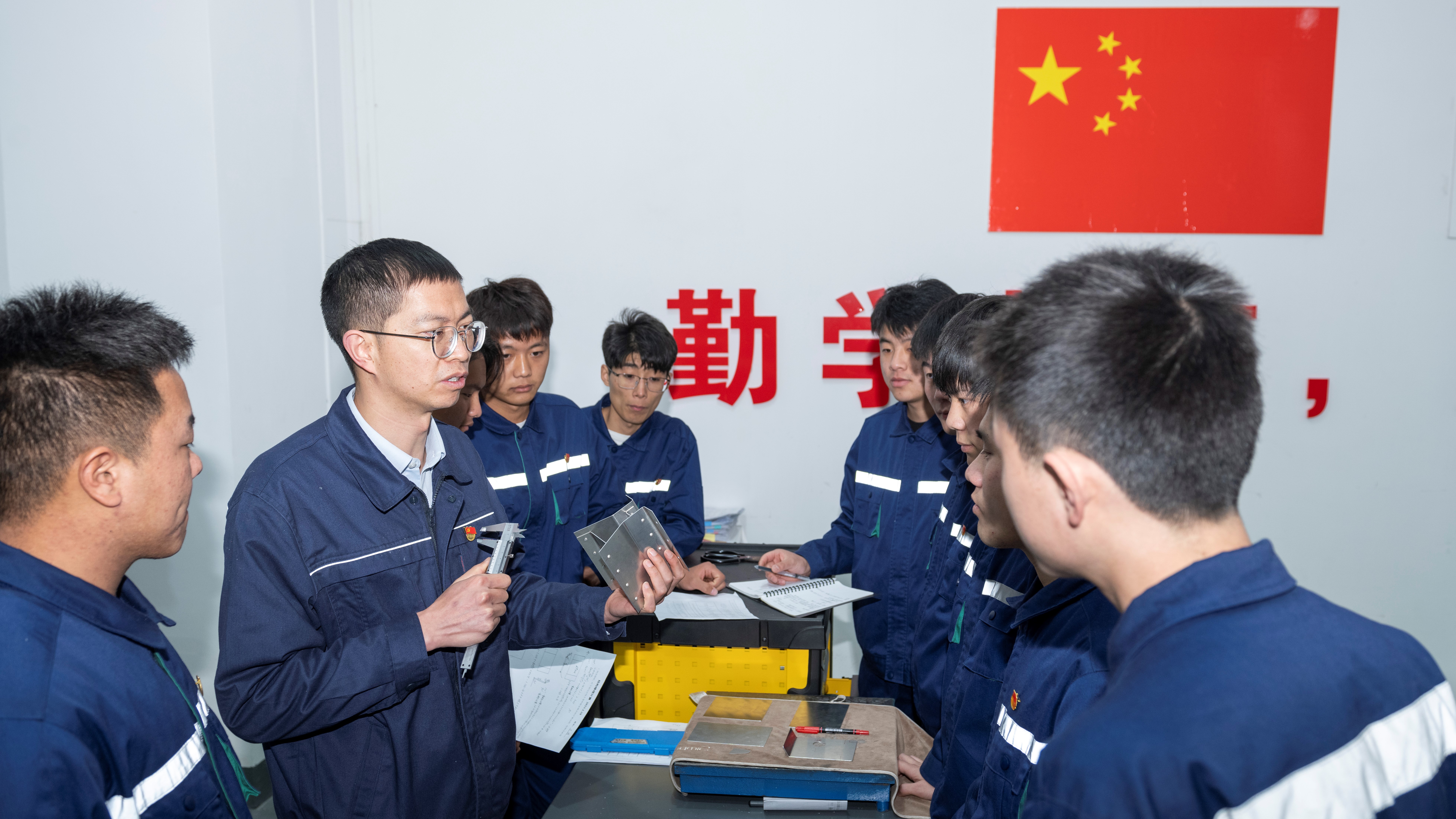 图2：航空学院国家教练在集训基地内指导学生训练