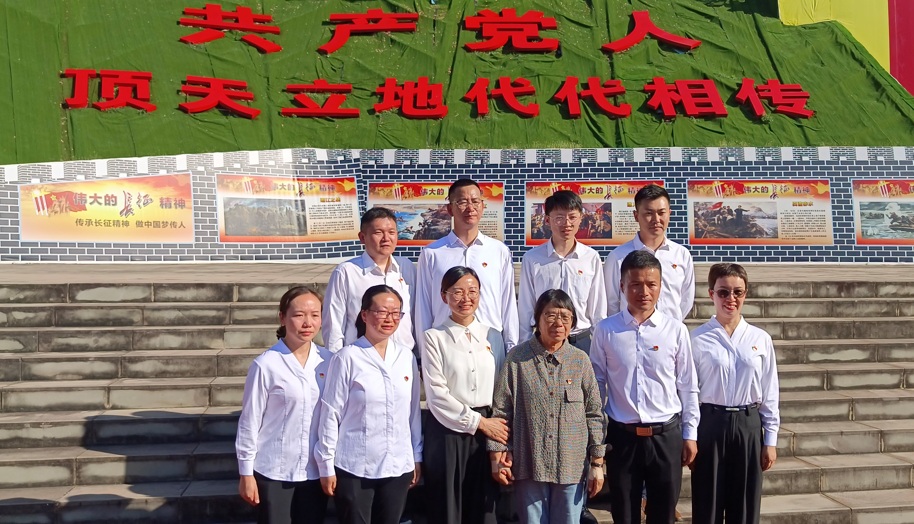 图6：学院党员和教师代表与张桂梅老师合影