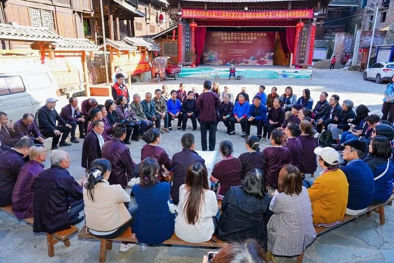 专家学者们在高秀村参观