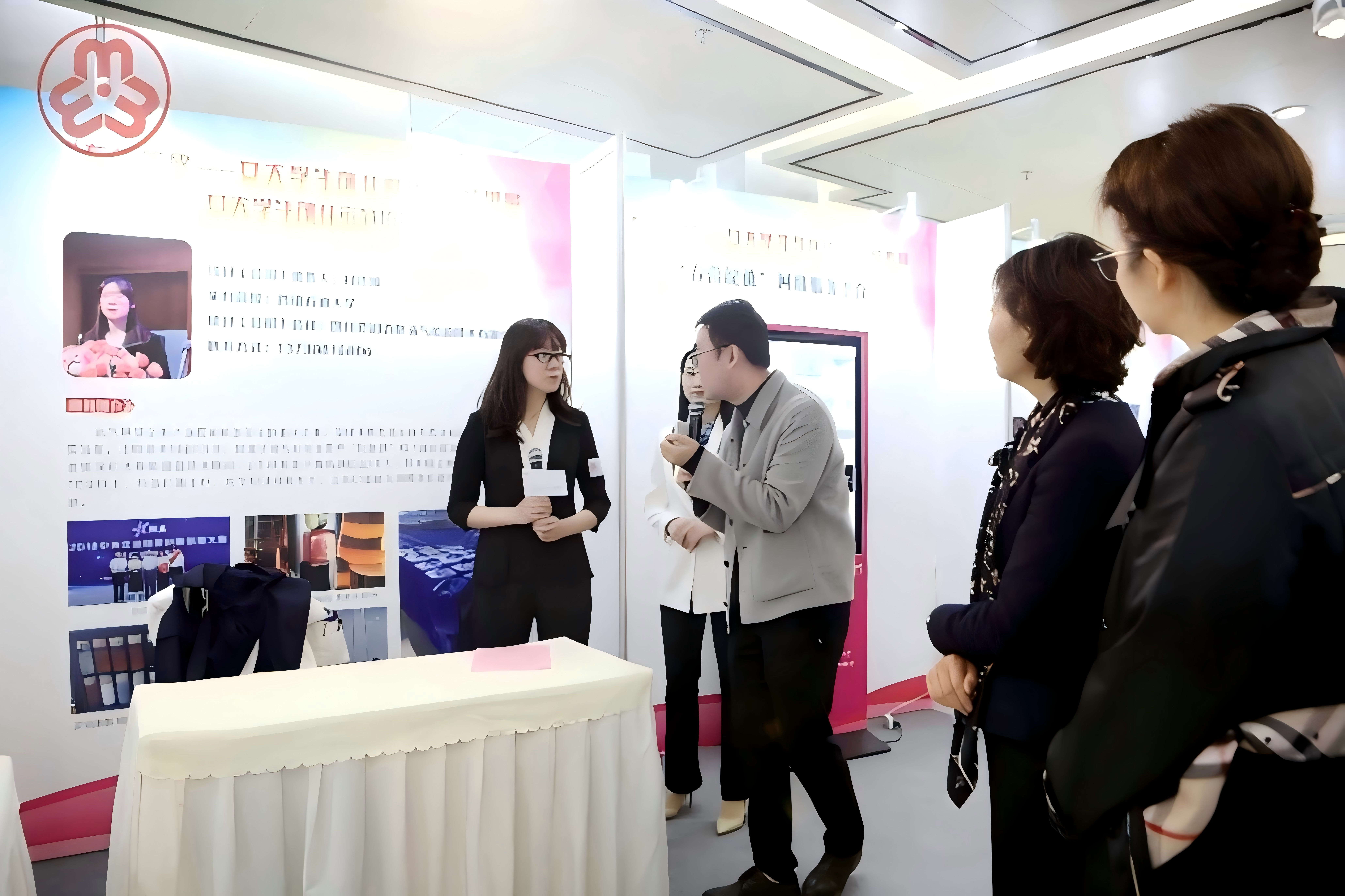 西南石油大学 付洪琼(左一)在展会介绍企业产品 西南石油大学 付洪琼(左一)在展会介绍企业产品