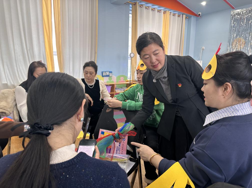 实践指导专家与北安市幼儿教师深度交流(程胜广 摄) 实践指导专家与北安市幼儿教师深度交流(程胜广 摄)