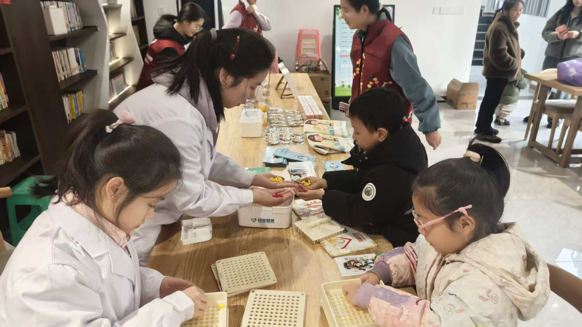 志愿者教小朋友们制作胶囊