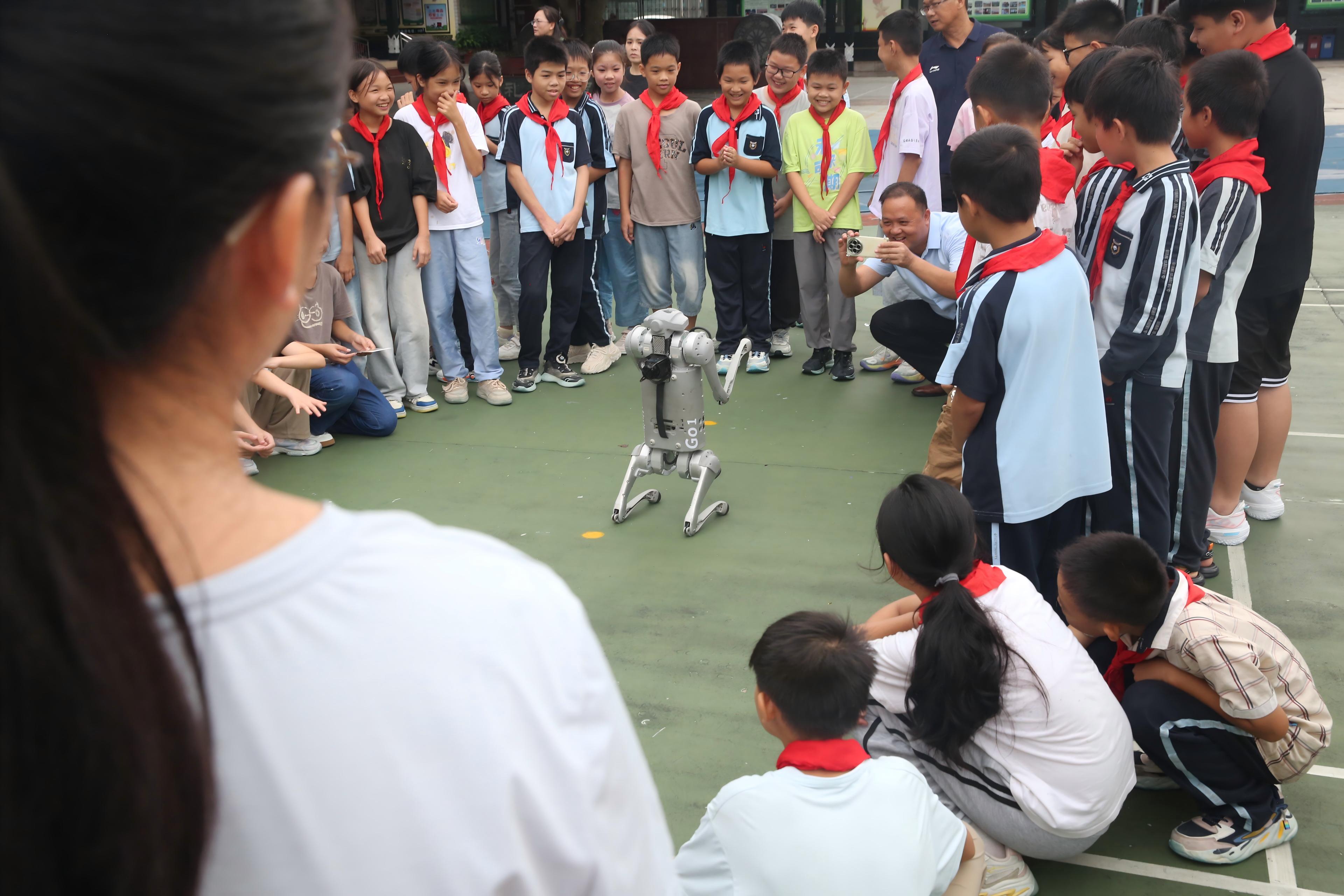 学院党员师生为长塘镇中心学校开展AI体验活动
