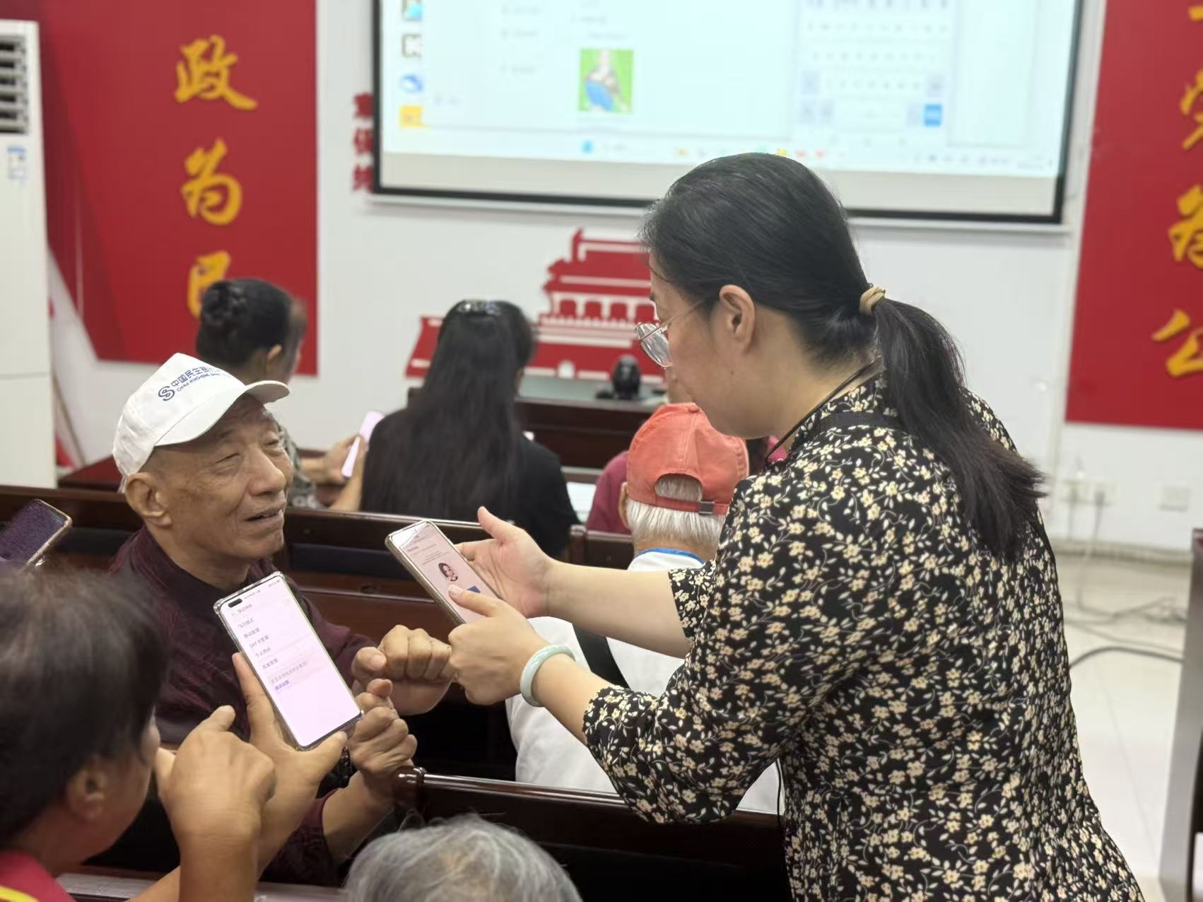 学院党员教师指导老年群体应用AI技术