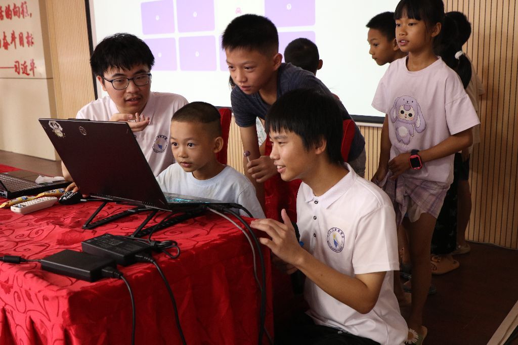 学院党员学生为石埠街道忠良村孩子作AI技术应用指导