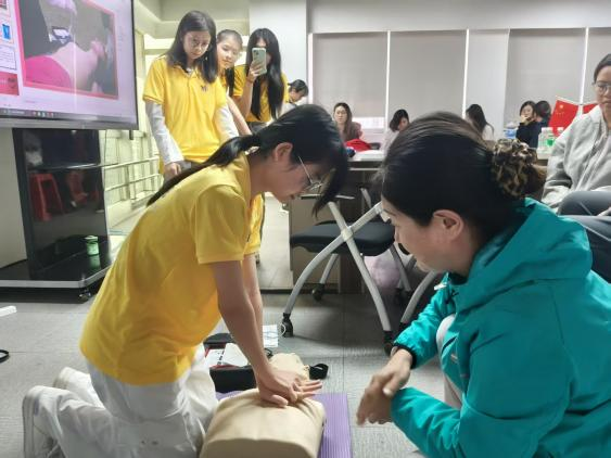 志愿者协会讲师指导学生实操急救流程 志愿者协会讲师指导学生实操急救流程