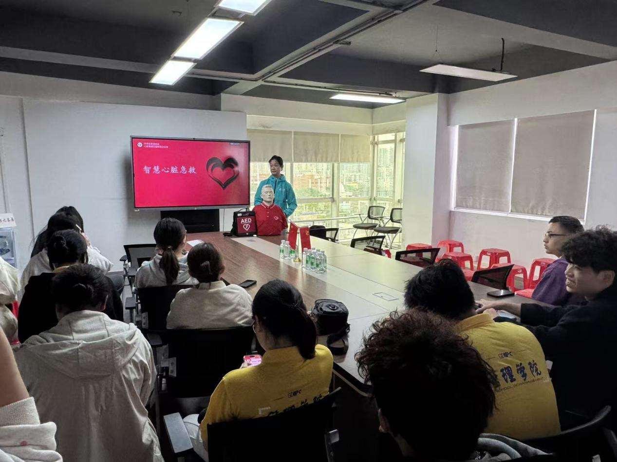 培训现场讲师讲解急救知识 培训现场讲师讲解急救知识