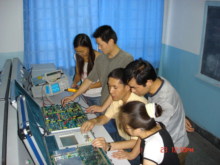 教师在实验各环节通过示范与检查引导学生树立规范意识