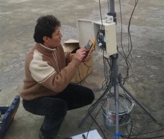 教师通过实物拆解与调试指导，搭建理论与实践的直观桥梁