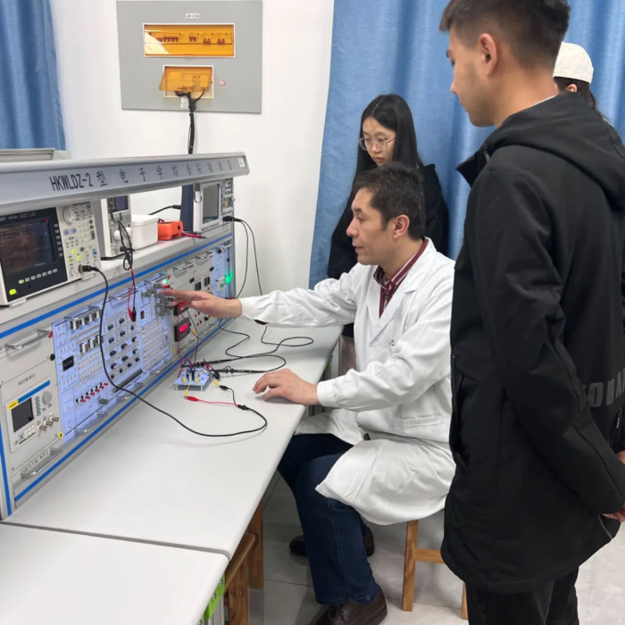 努尔老师“理论先行，实践同步”教学理念的实施平台