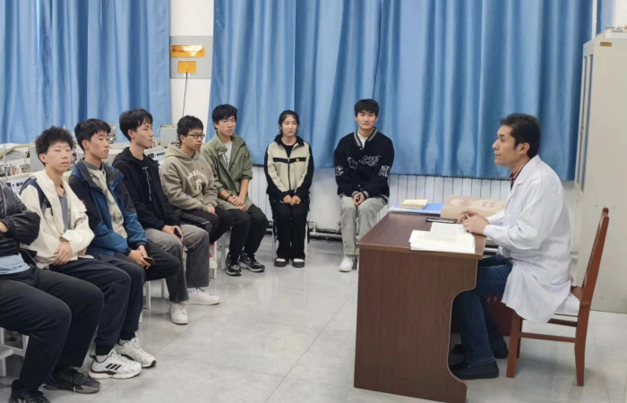 教师通过实验报告规范训练，培养学生严谨学术习惯与长远学术自信