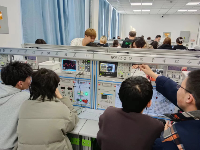 教师全程陪伴并审核签字，确保实验独立完成与数据准确