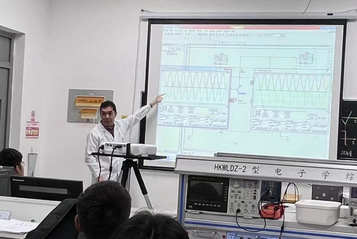 教师针对易混点提问并在互动中讲清原理的教学场景