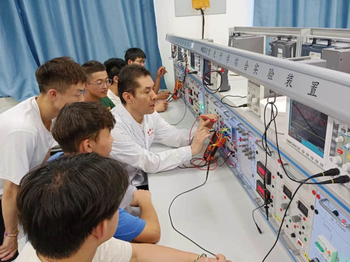 在教师规范指导下的安全实验操作平台