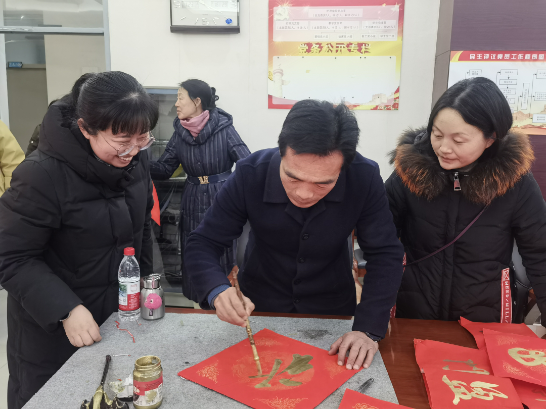 郭宇森老师书写春联现场1