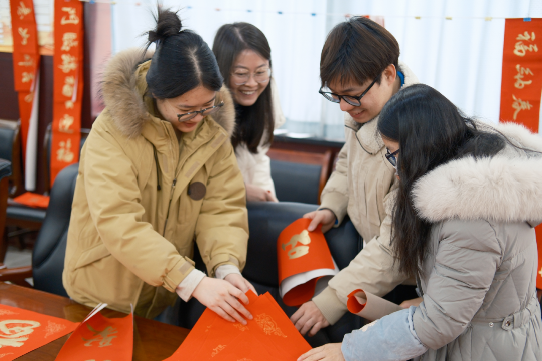 欢天喜地领春联