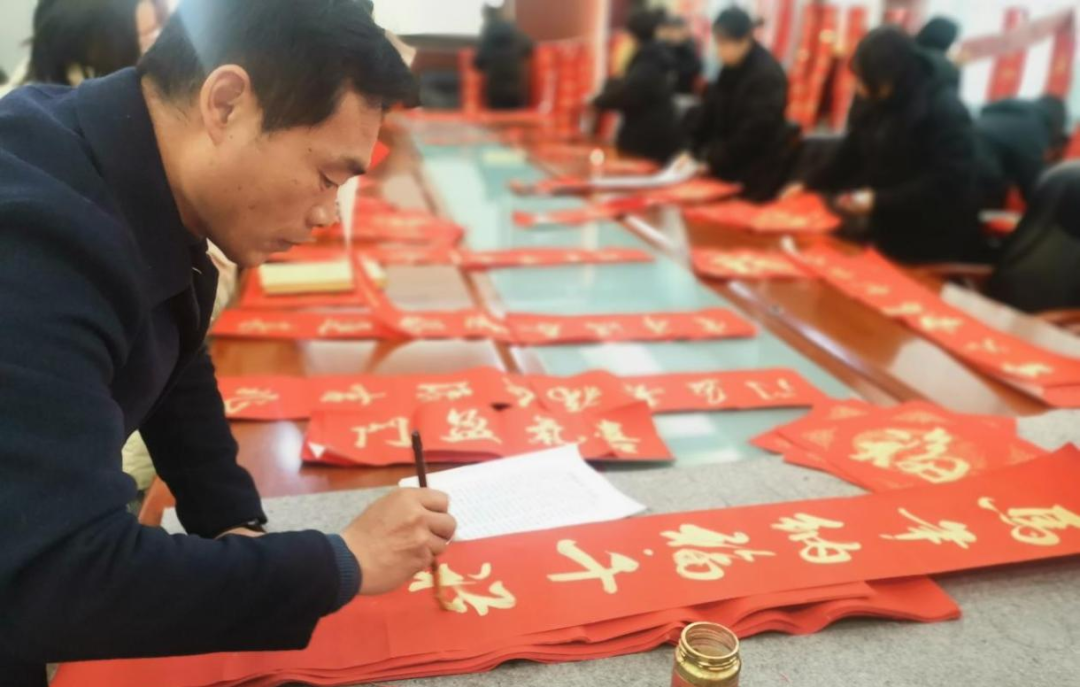 郭宇森老师书写春联现场2