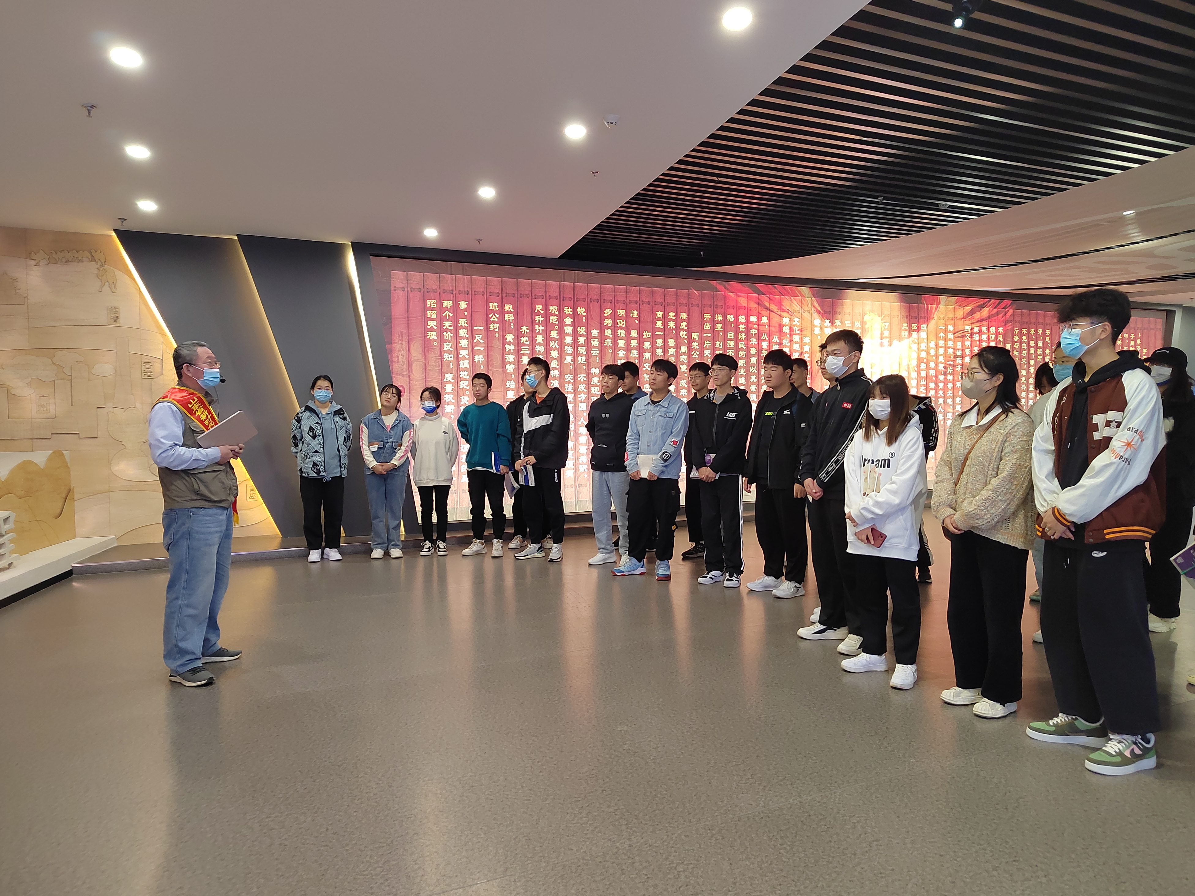 党员先锋为学生讲解商文化 党员先锋为学生讲解商文化