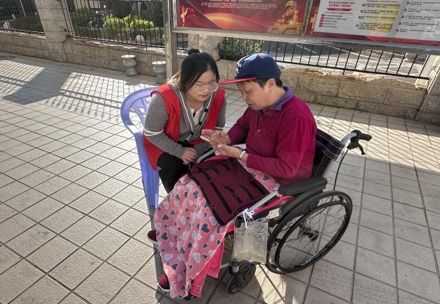 实践队员“一对一”与老人深入交流2