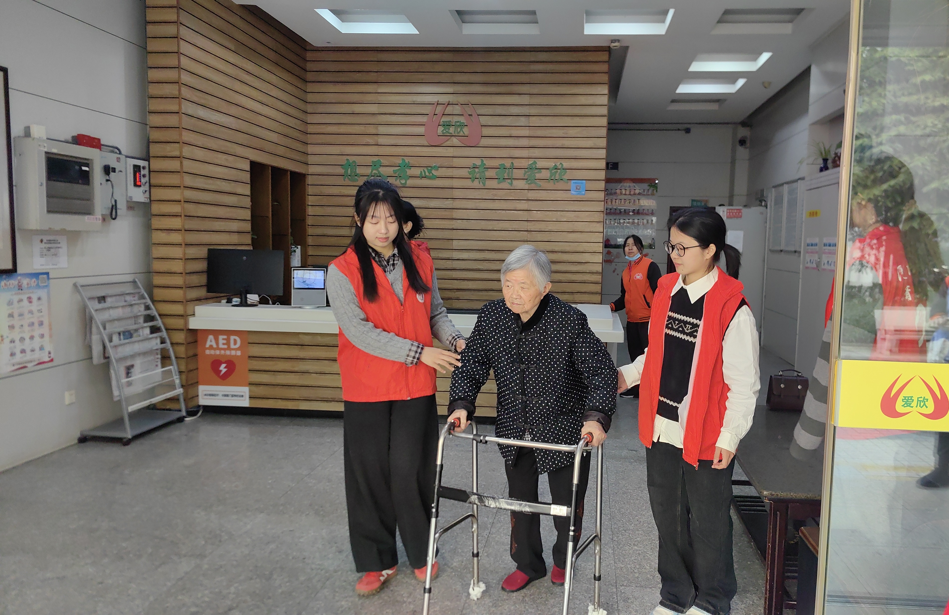 实践队员搀扶老人有序入座2