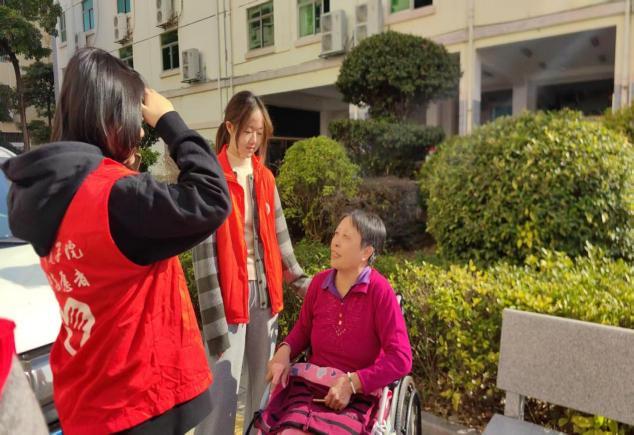 实践队员“一对一”与老人深入交流1