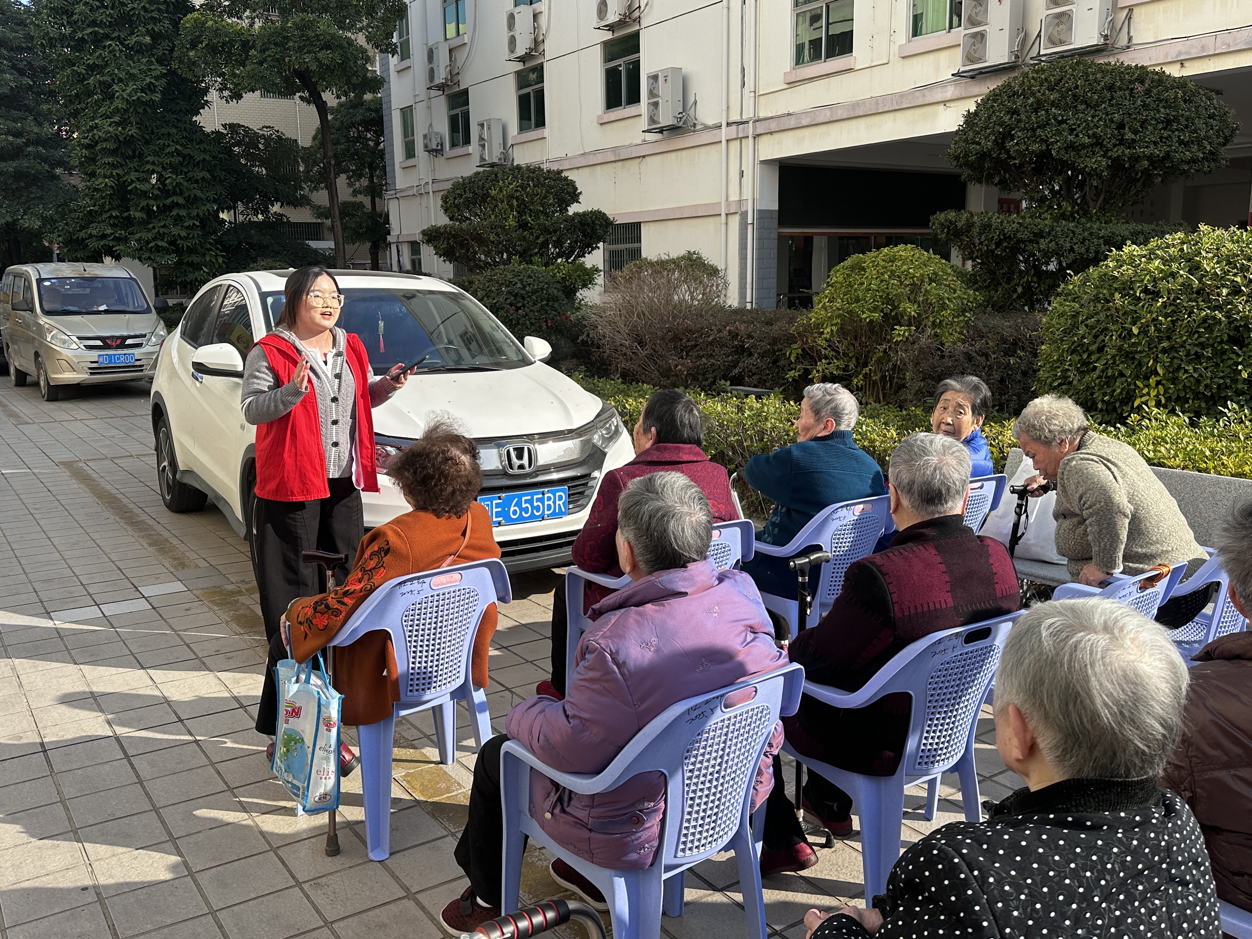 实践队员向老人讲解法律知识1