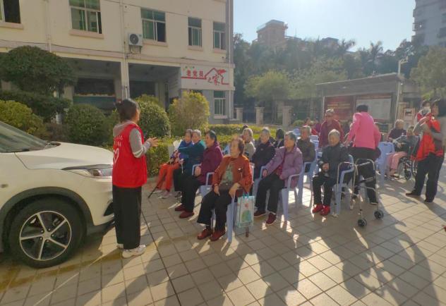 实践队员向老人讲解法律知识2