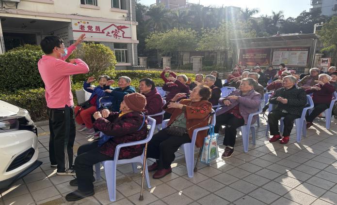 实践队员教老人防诈手势舞1