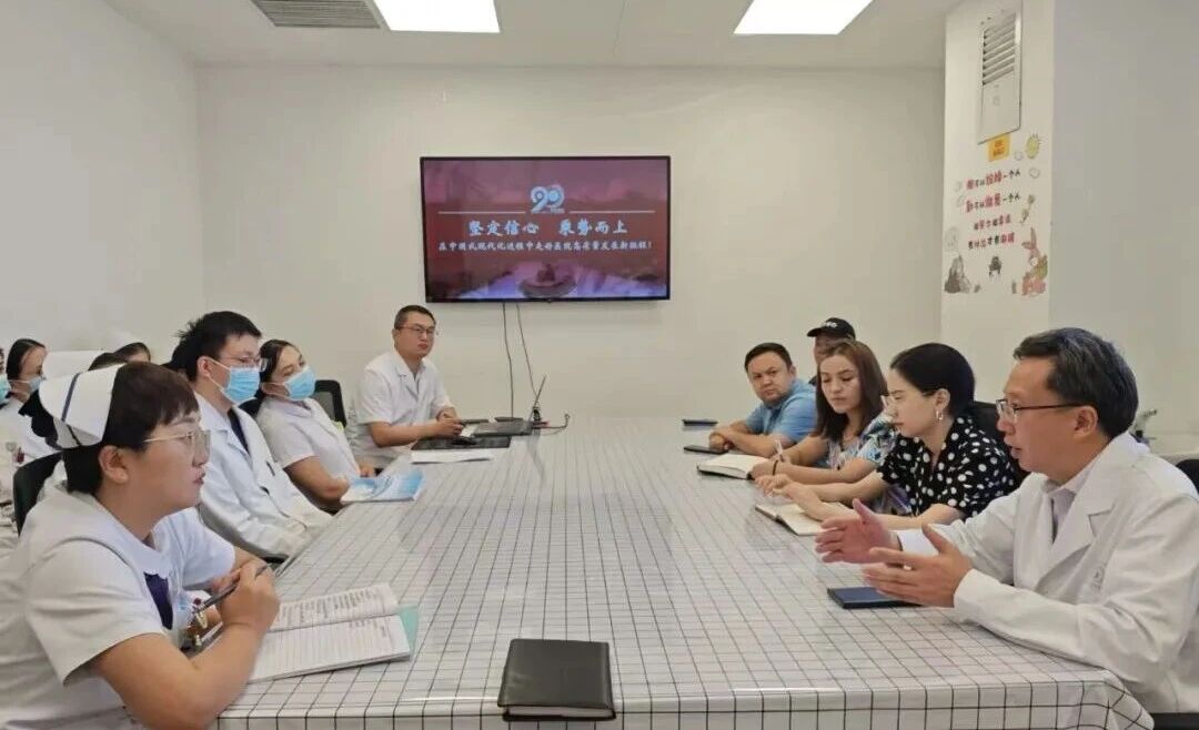 曹红参加烧伤整形外科科室例会