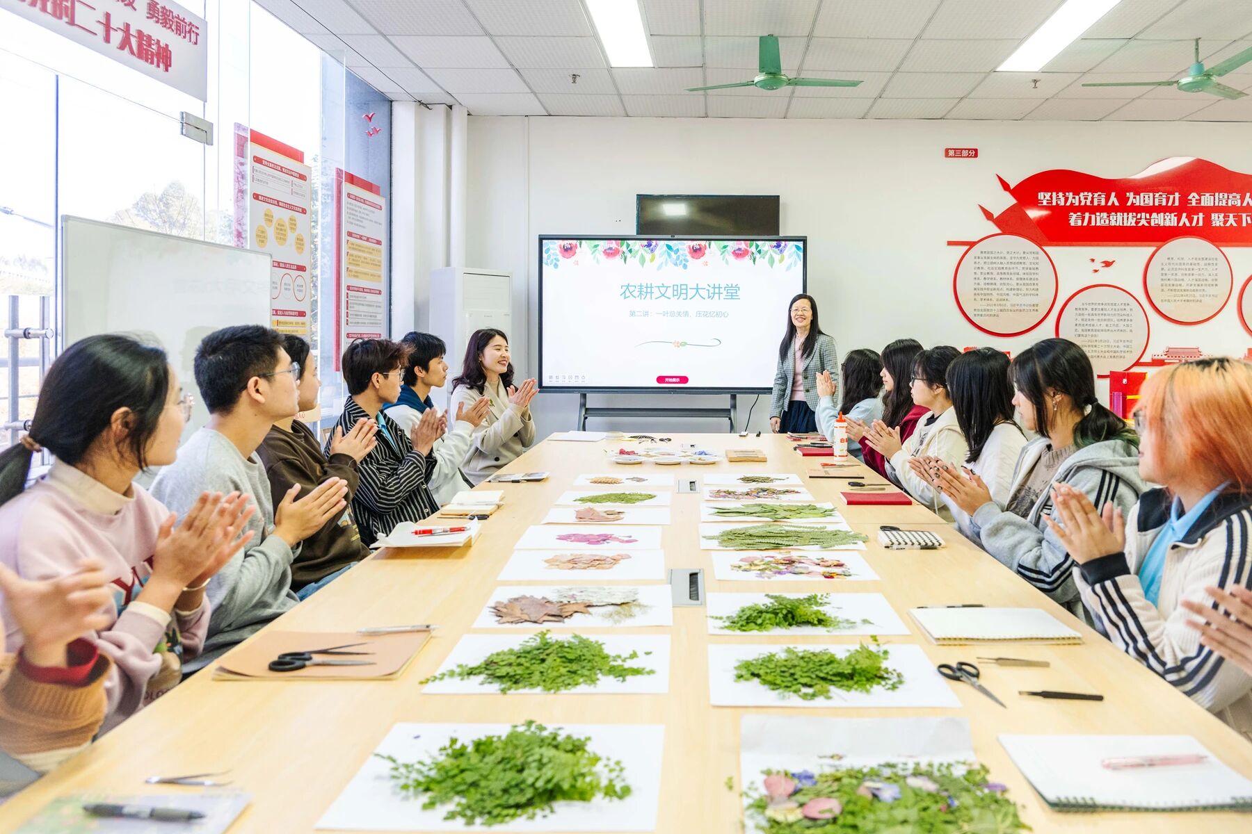 园艺学院教授陈国菊进社区开展“农耕文明大讲堂”，与学生面对面交流