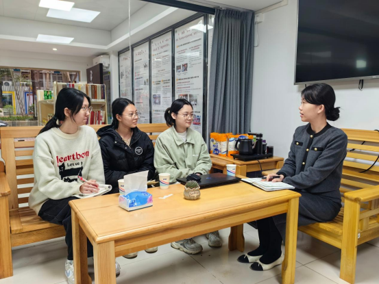 辅导员在学生社区与学生谈心谈话