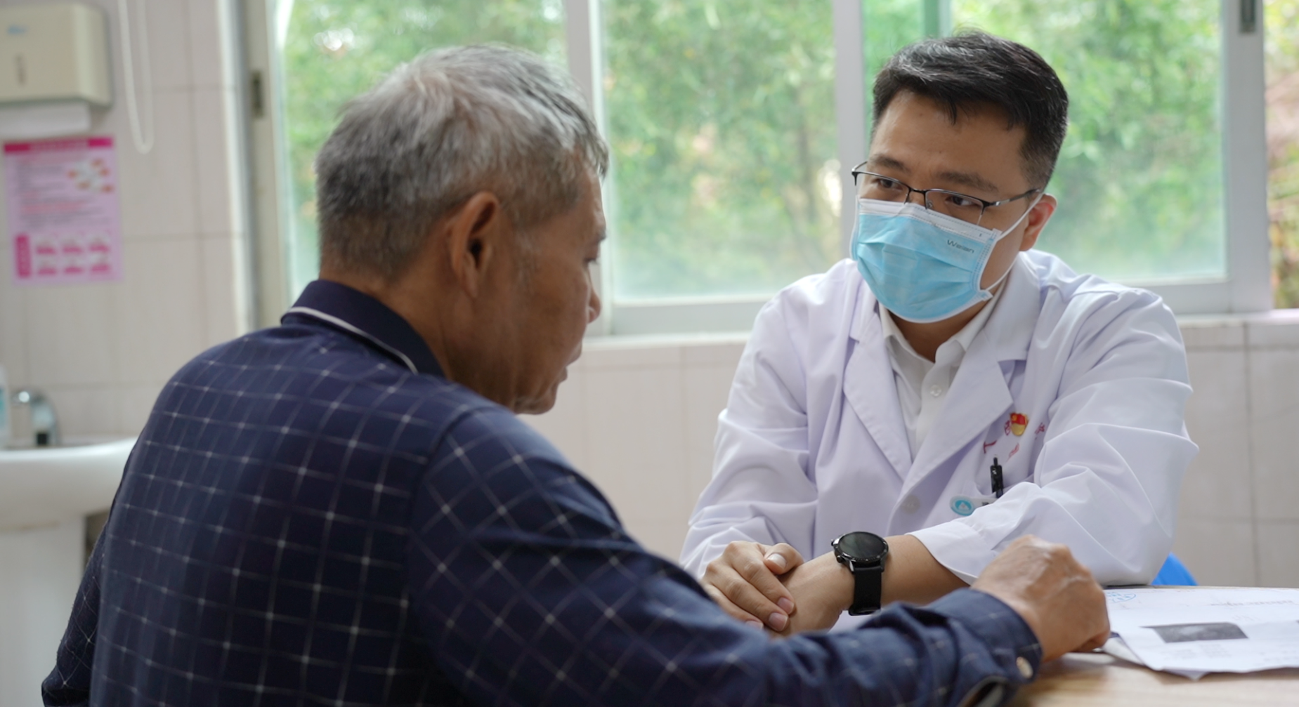 揭育胜在感染科门诊坐诊