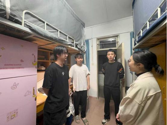 辅导员每周至少走访一次宿舍
