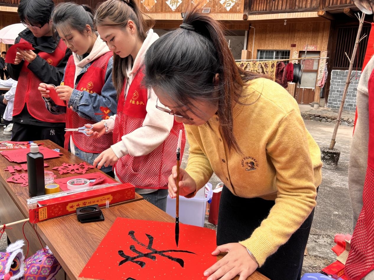 漳州卫生职业学院：土楼纳福承新韵，红医送暖践初心-土楼文化焕活行动