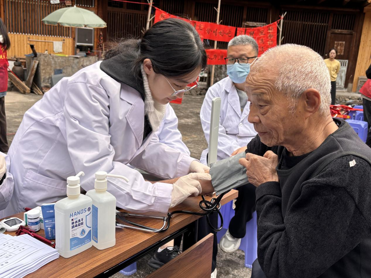 漳州卫生职业学院：土楼纳福承新韵，红医送暖践初心-健康服务惠民心动