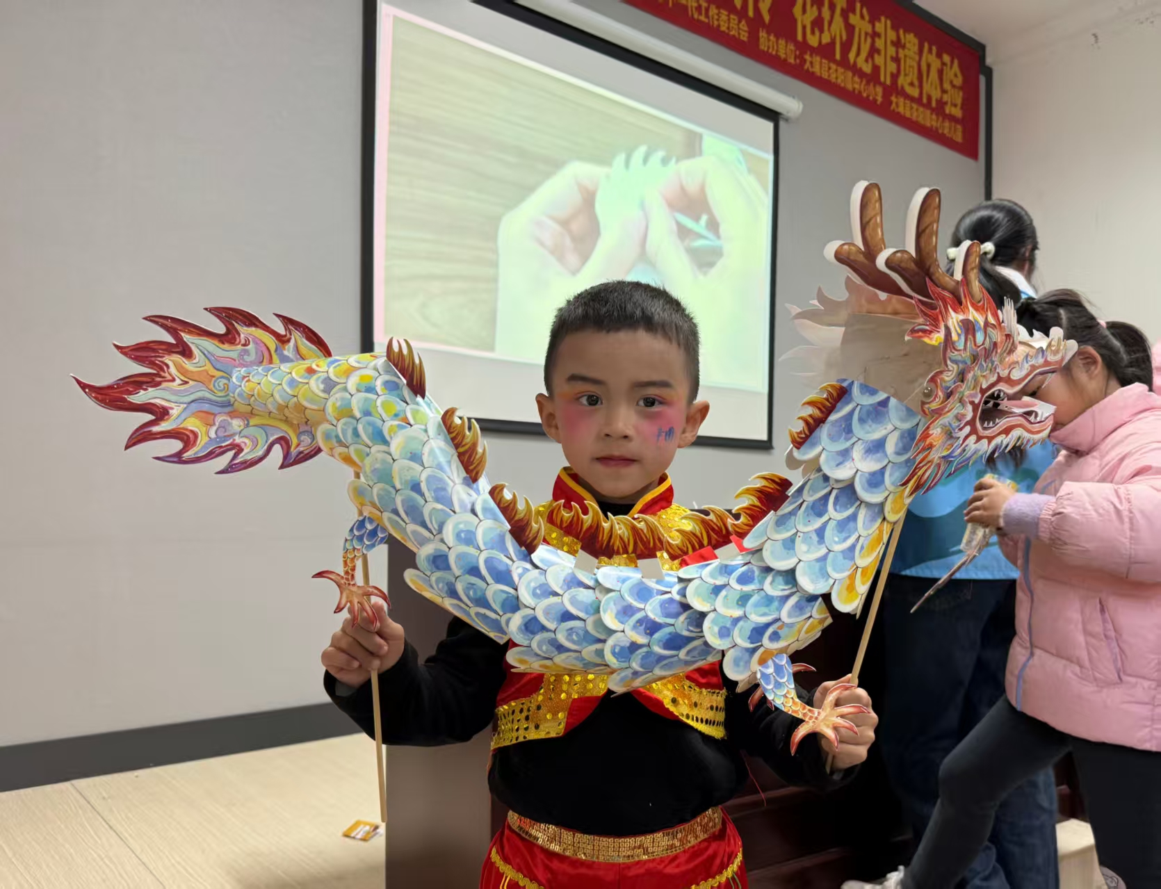 茶阳镇中心幼儿园小朋友自己制作的彩龙 茶阳镇中心幼儿园小朋友自己制作的彩龙