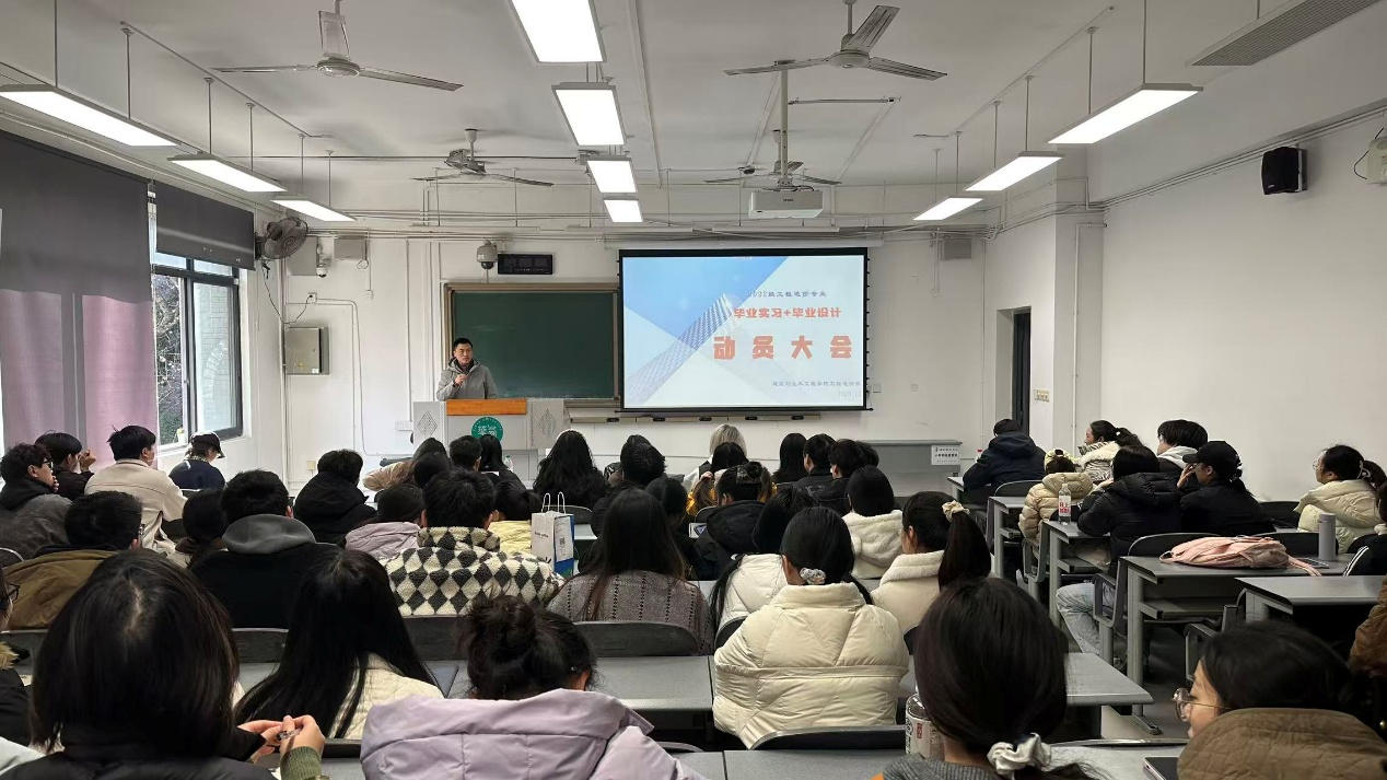 图2 党员教师现场讲解