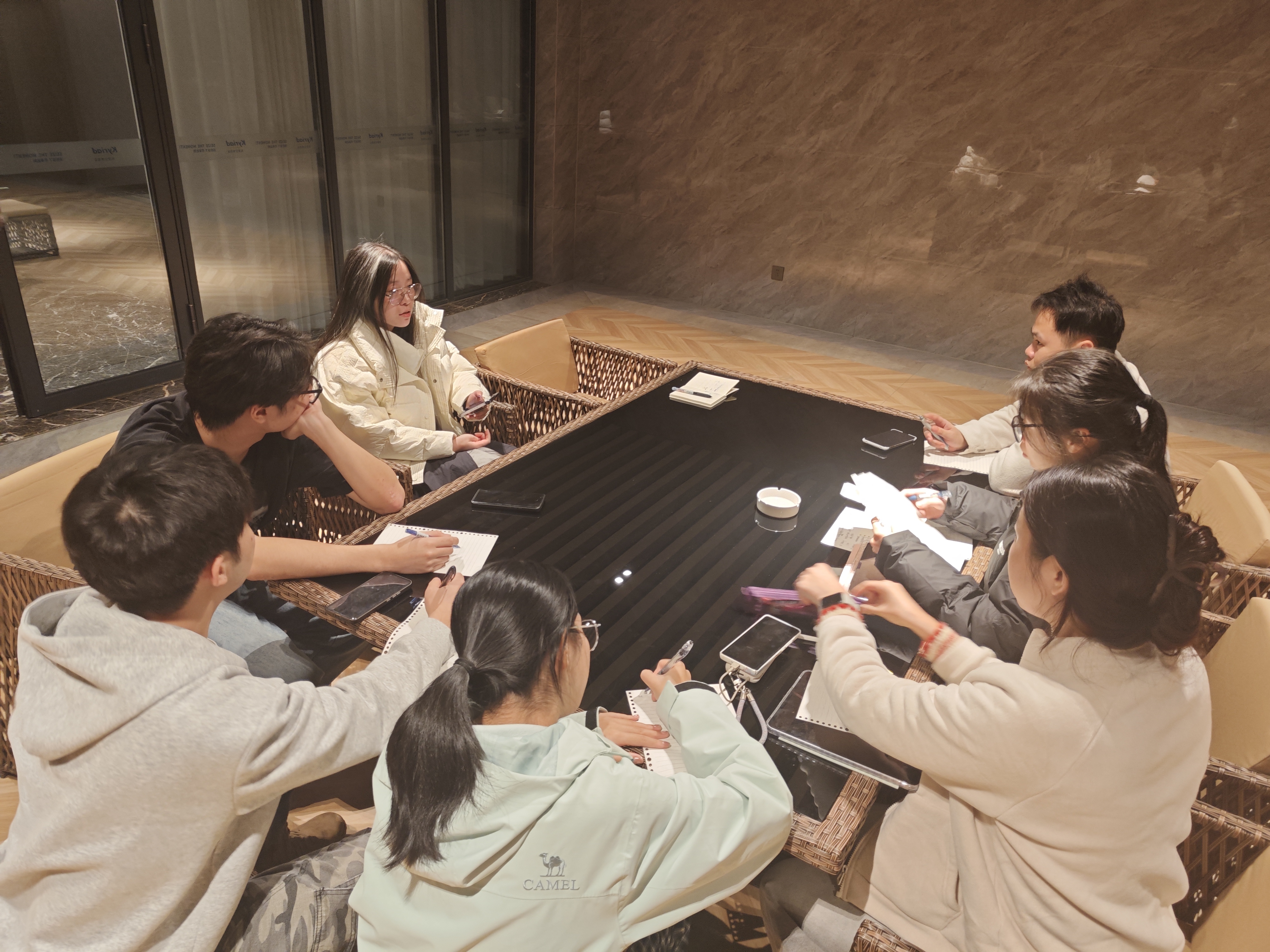 团队开展项目研讨