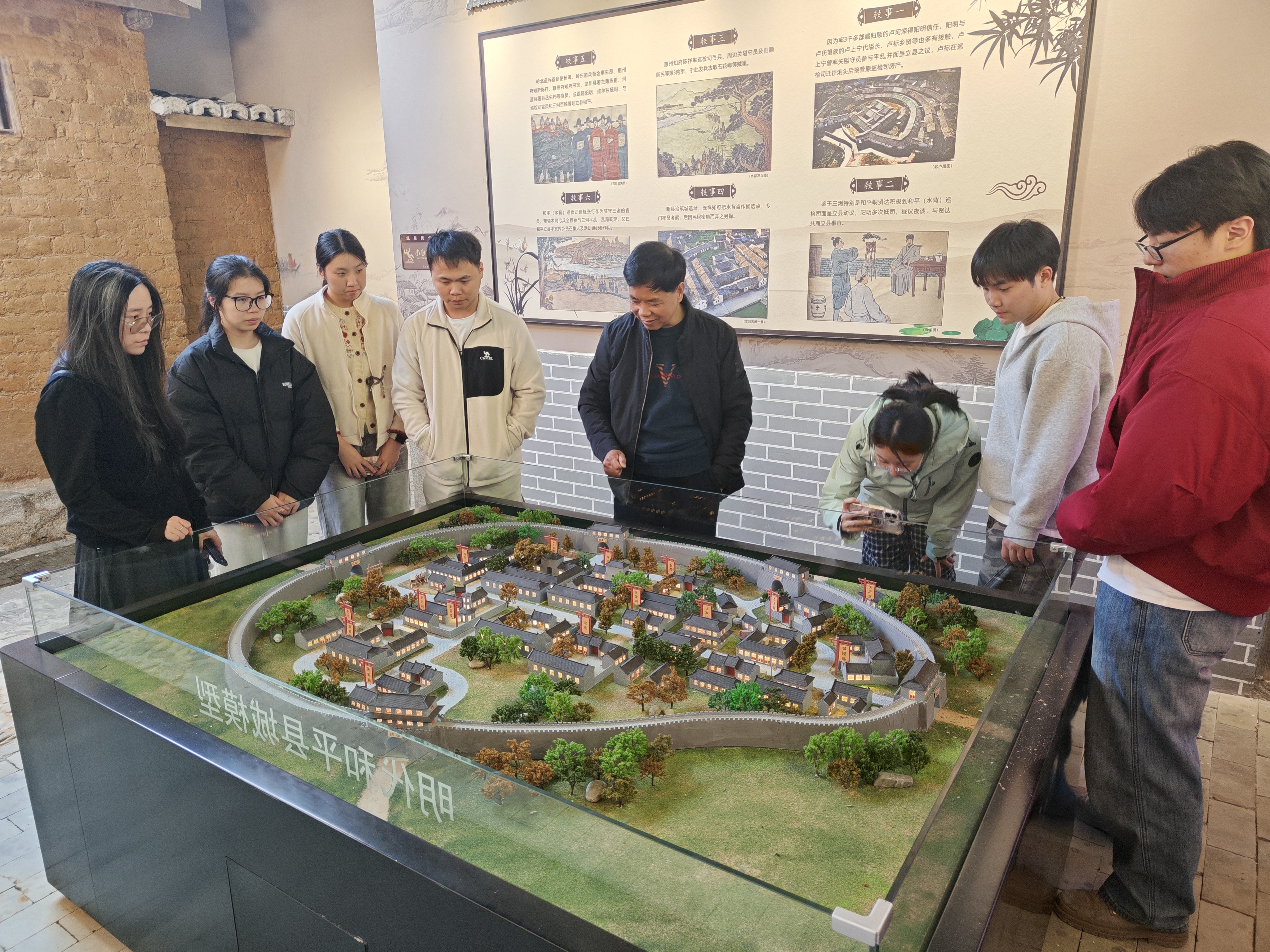 原和平县旅游局局长朱德富在讲解和平县古县城