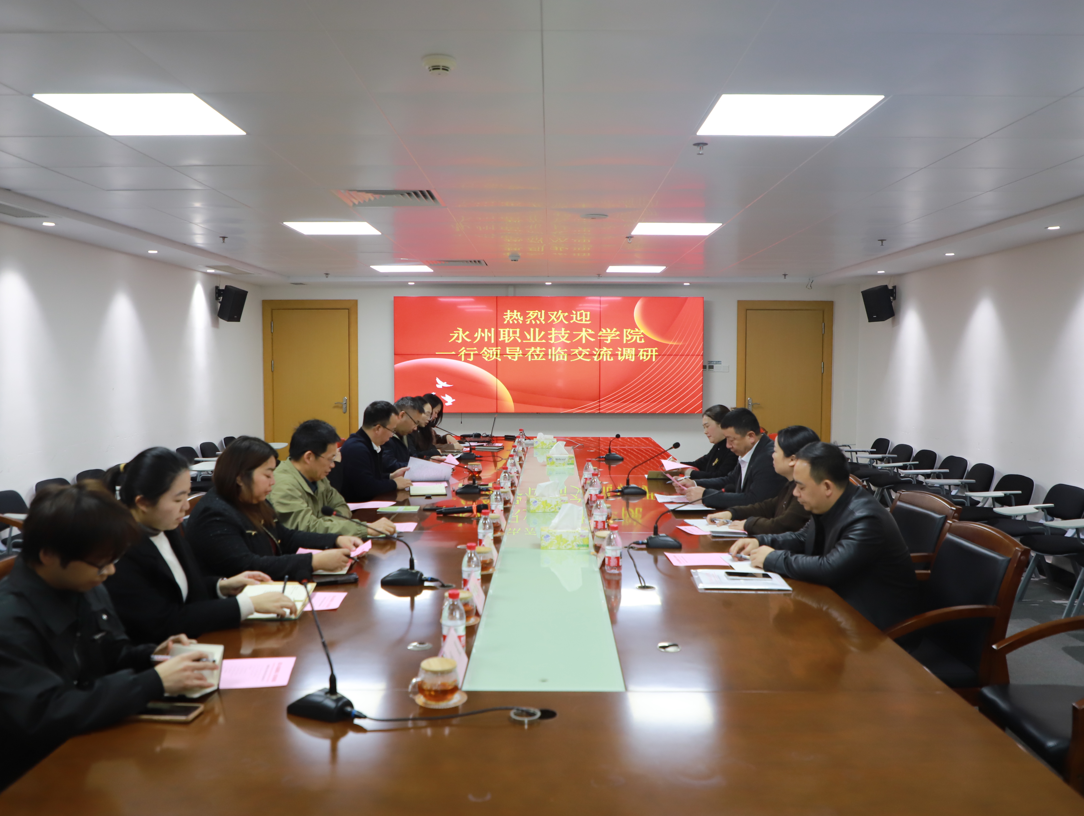 与谢岗医院领导座谈