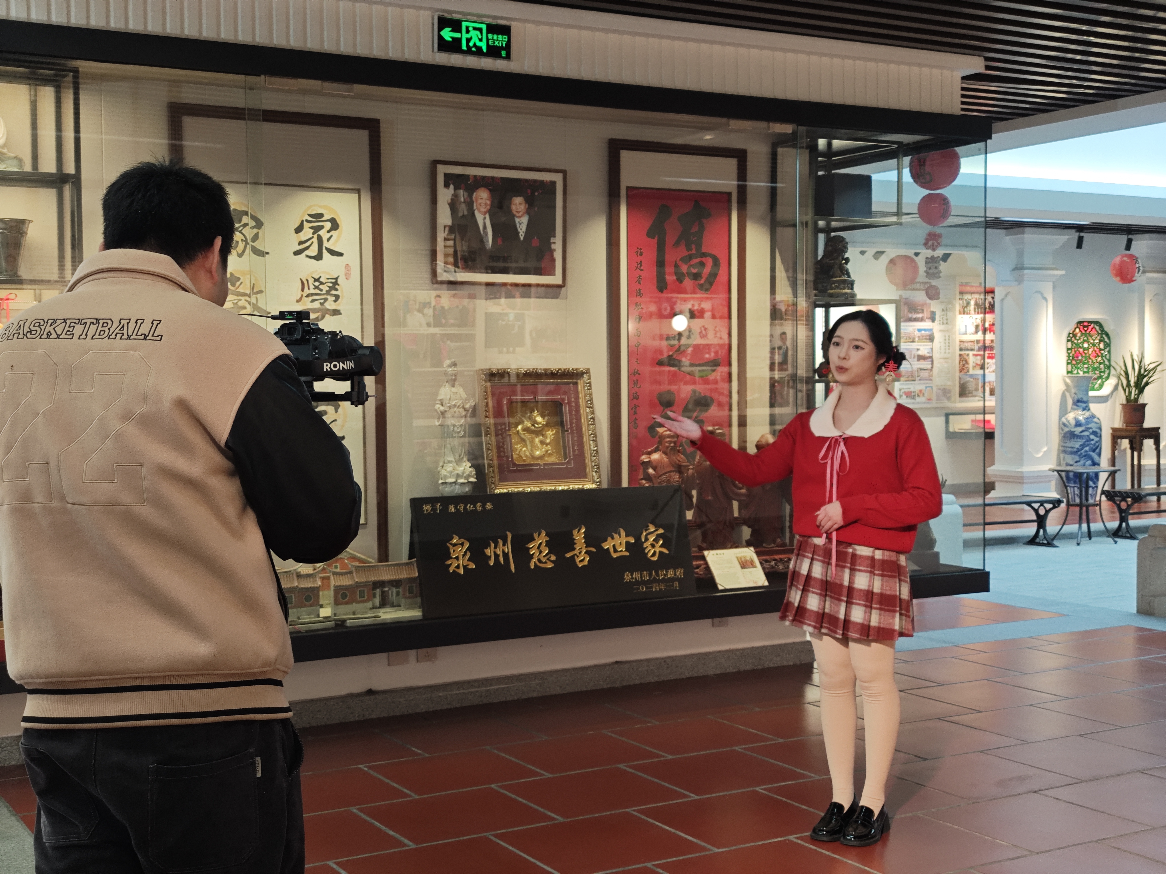 图为实践队队员林培煌在陈守仁博士陈列馆录制《一颗初心，一生家国——从陈守仁看闽南侨胞的家国路》视频