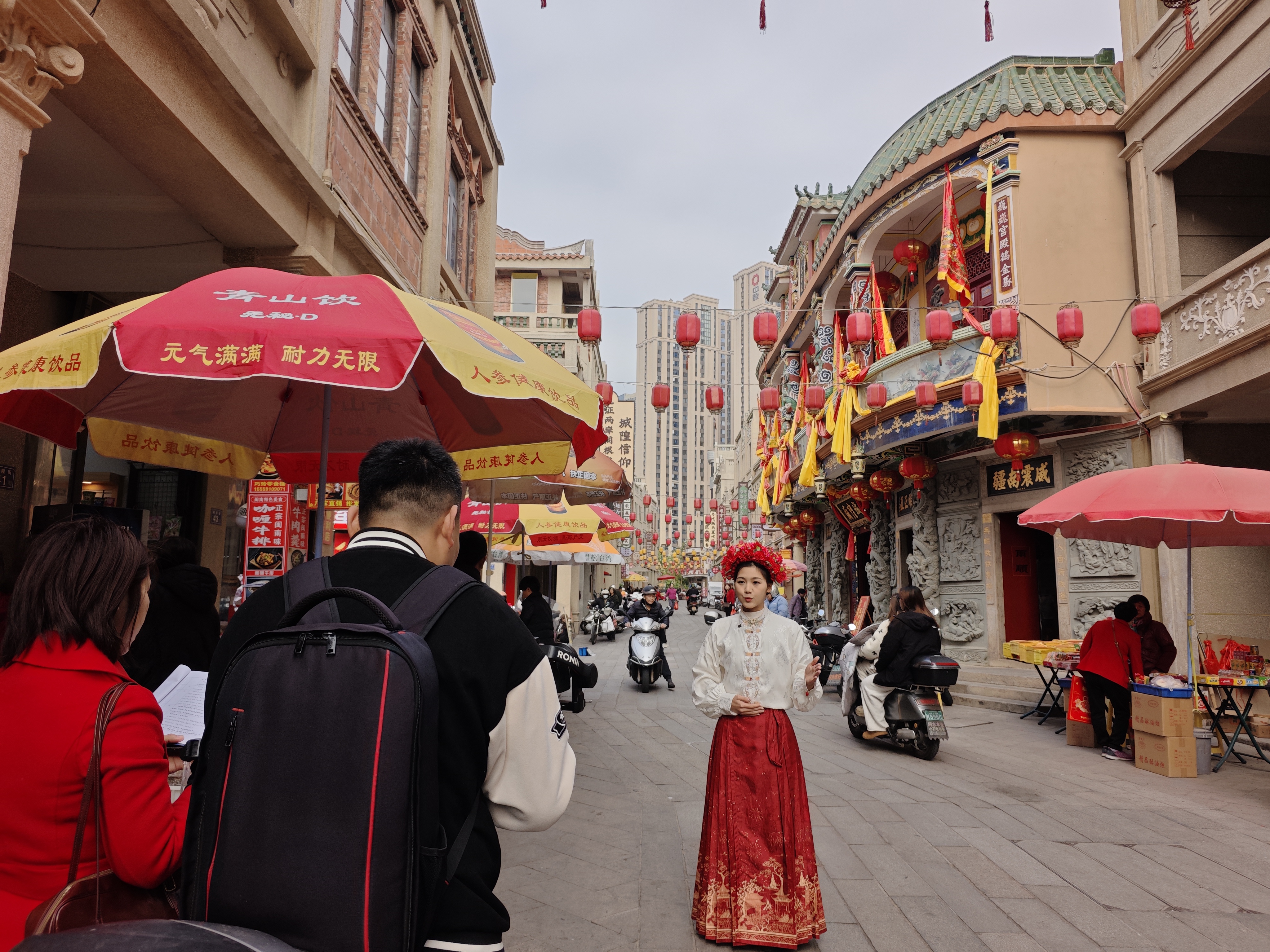图为实践队队员林灿艺在石狮八卦街录制《抵达·家国之信》视频