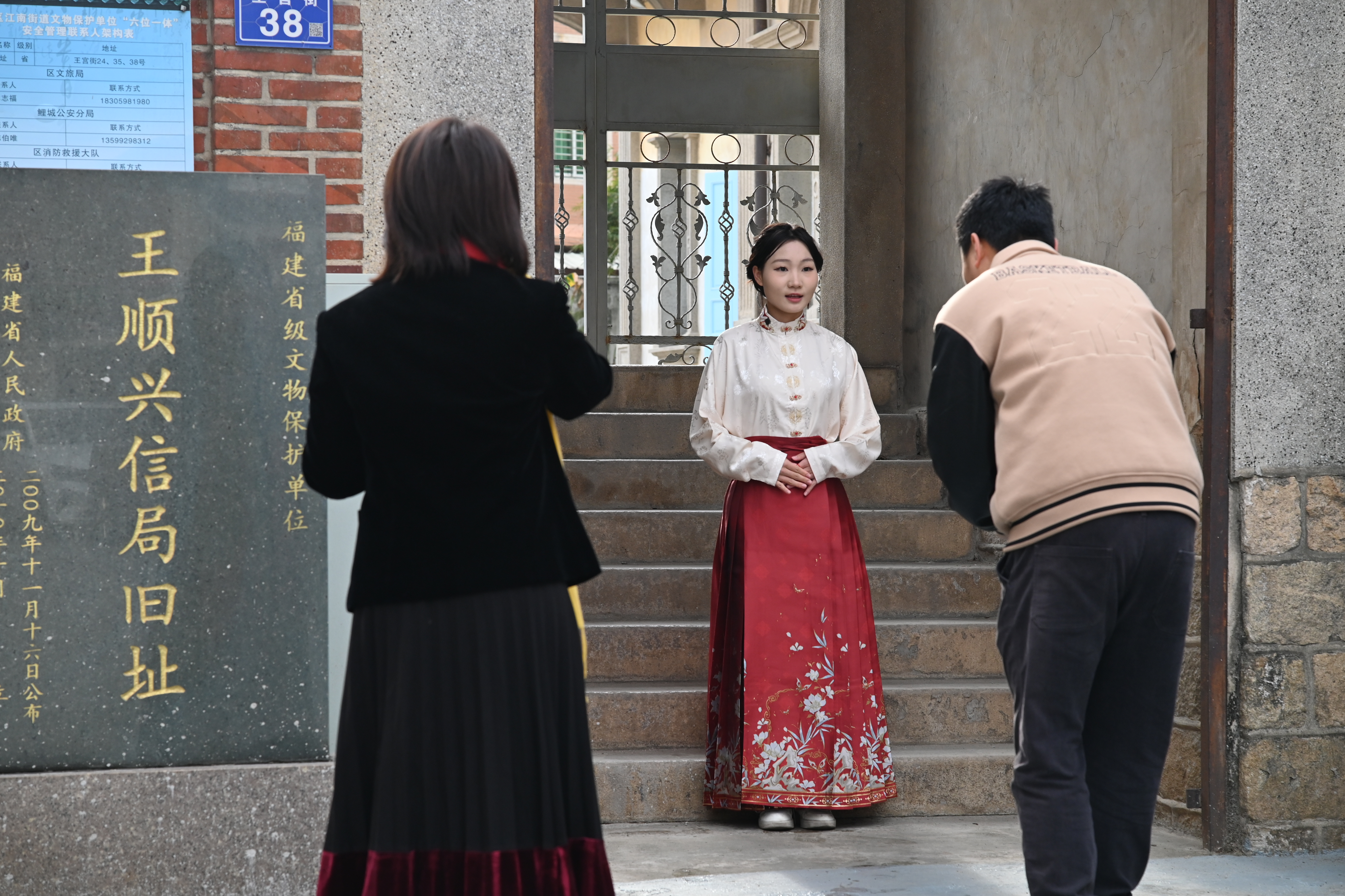 图为实践队队员章宇涵在王顺兴信局旧址奇园录制《王顺兴批局：跨越山海的家书，守护“年兜”灯火》视频