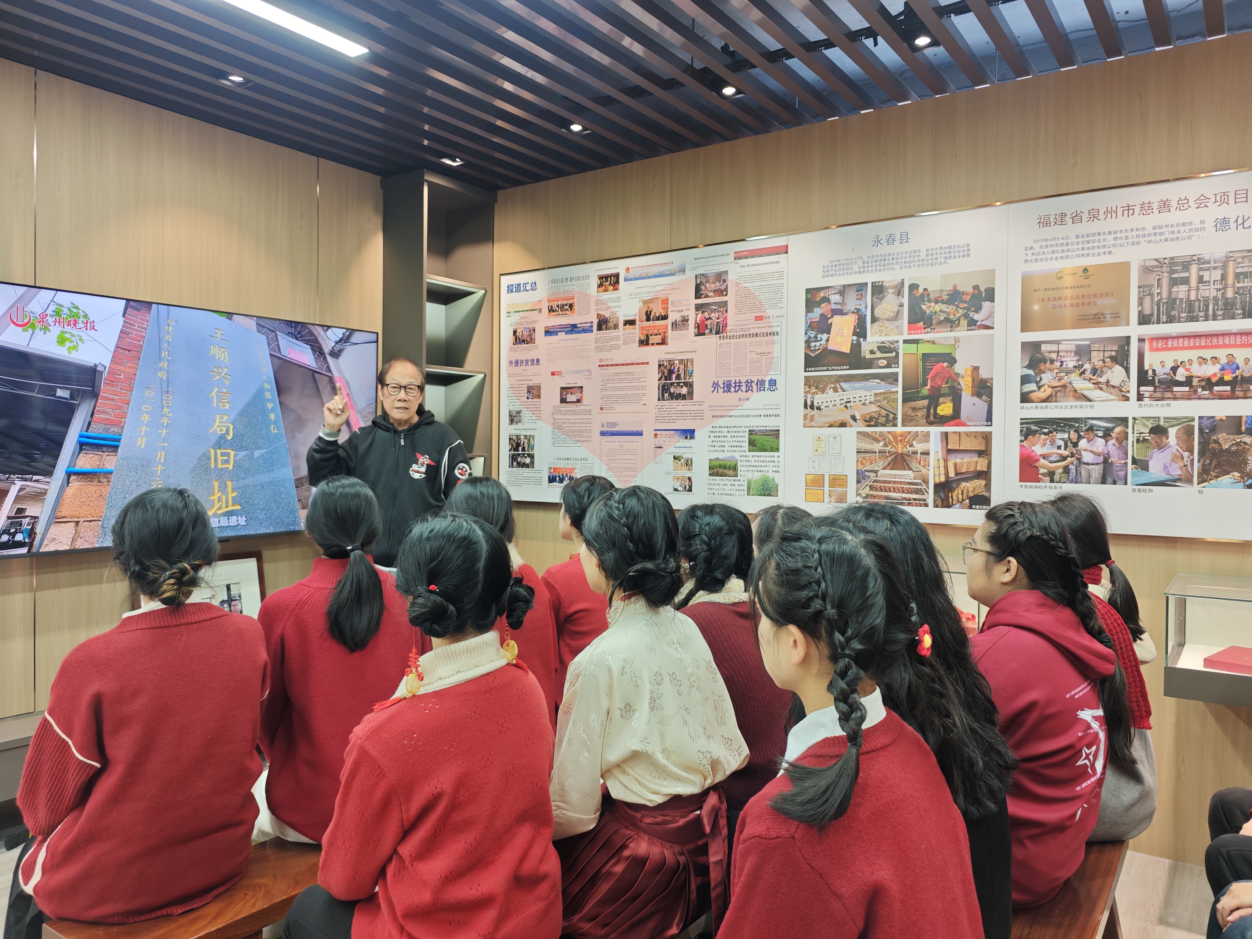 图为陈如榕为实践队师生分享《王顺兴信局：百年侨批的传奇与传承》专题内容