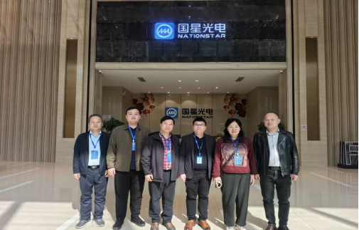 与企业人员合影