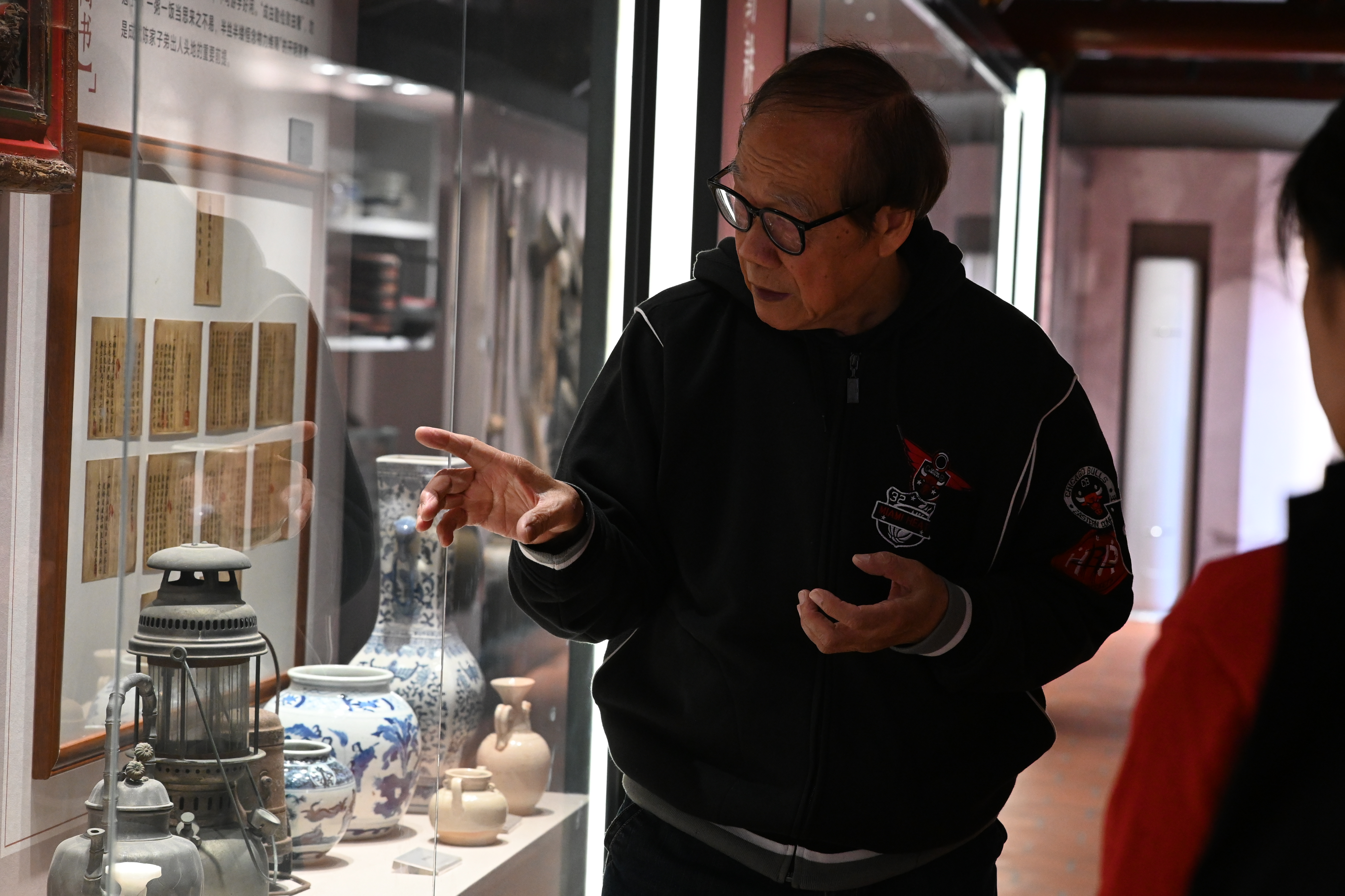 图为陈如榕为实践队师生介绍王宫陈氏华侨历史博物馆的展览物品