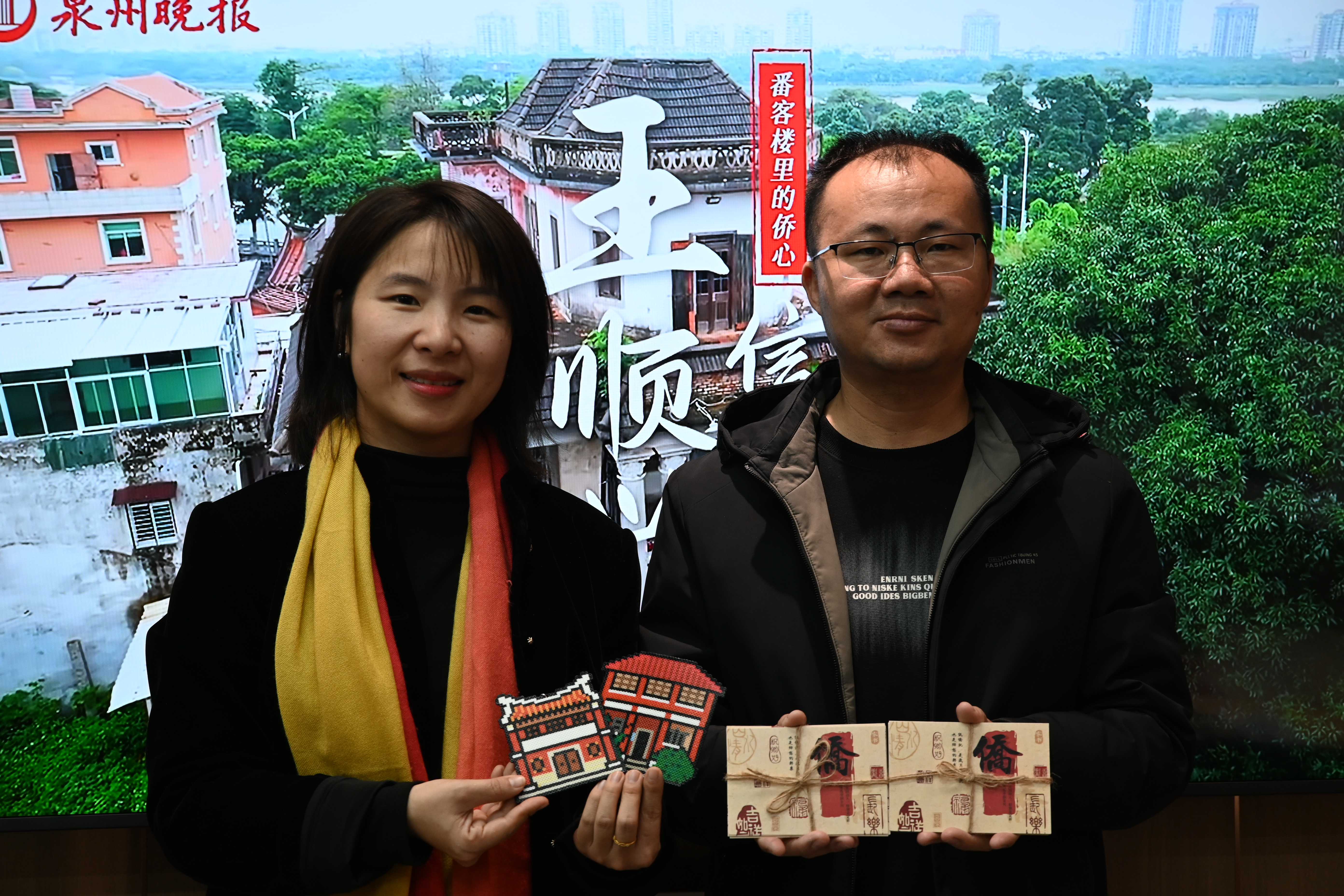 图为实践队赠予江南街道侨文创产品