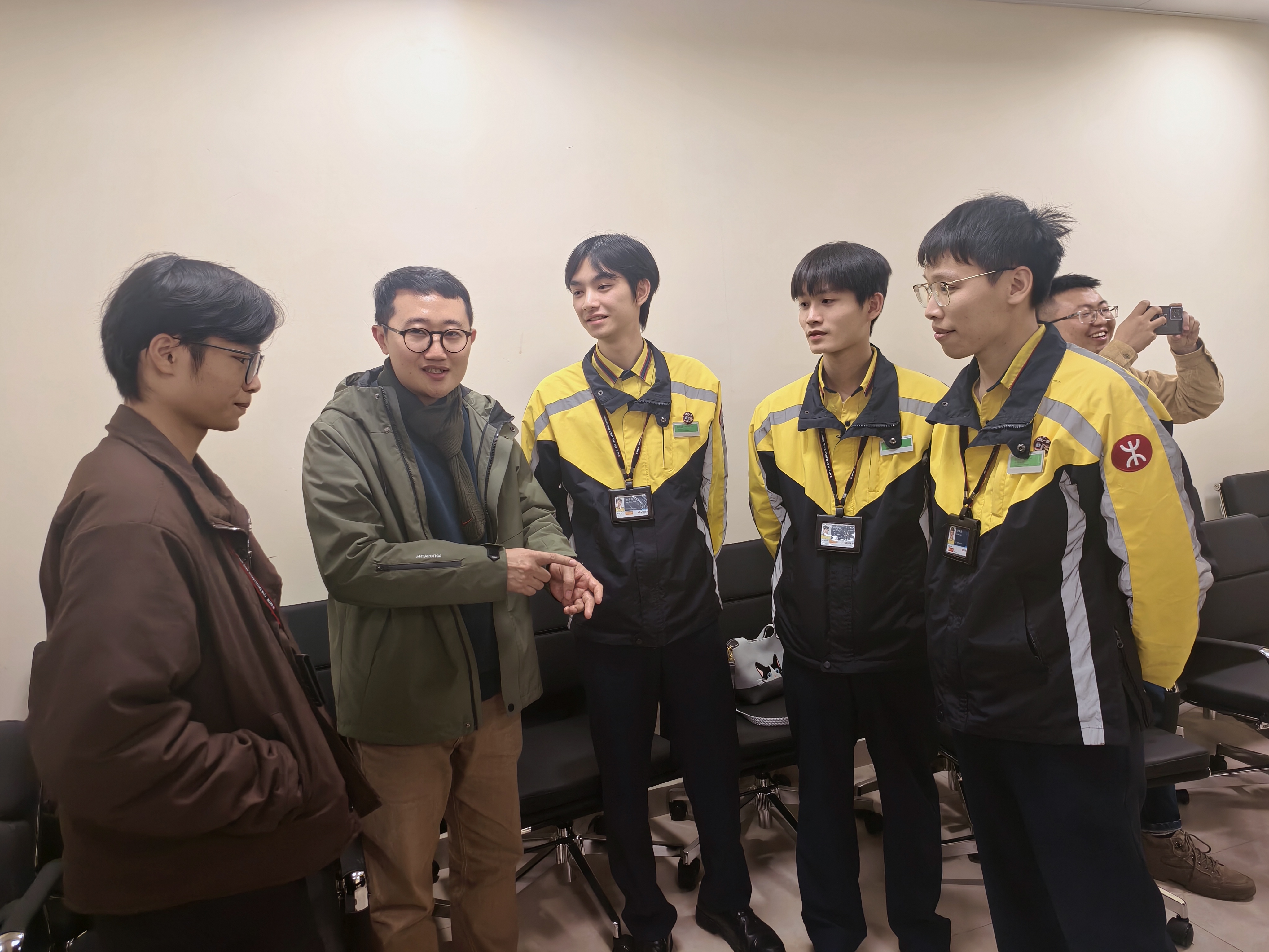 与学生交流照片-1 与学生交流照片-1